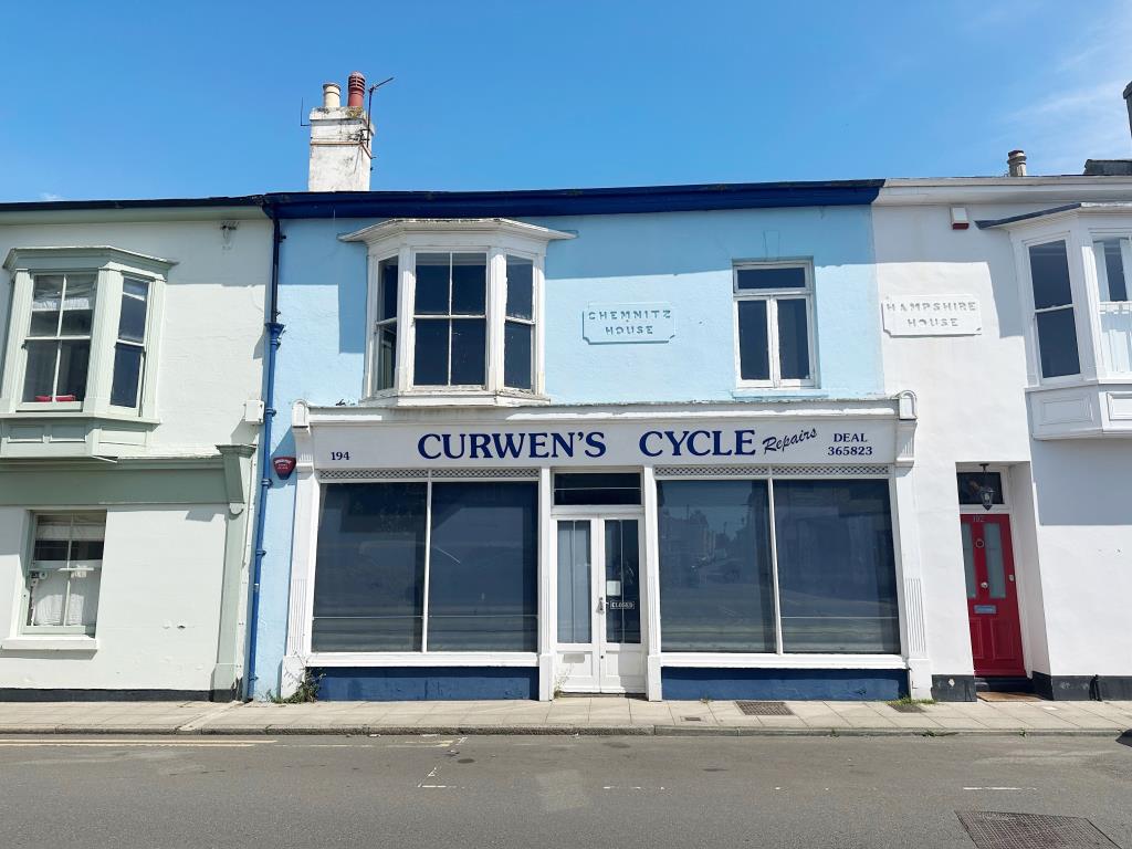 Lot: 65 - PLANNING FOR RESIDENTIAL CONVERSION IN DESIRABLE LOCATION - Mid terraced property in town centre